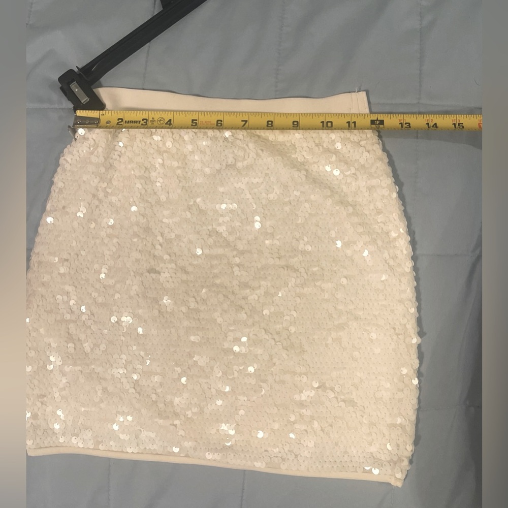 NWT BCBG Maxazria Percy White Sequin Scalloped Miniskirt SZ XSmall!